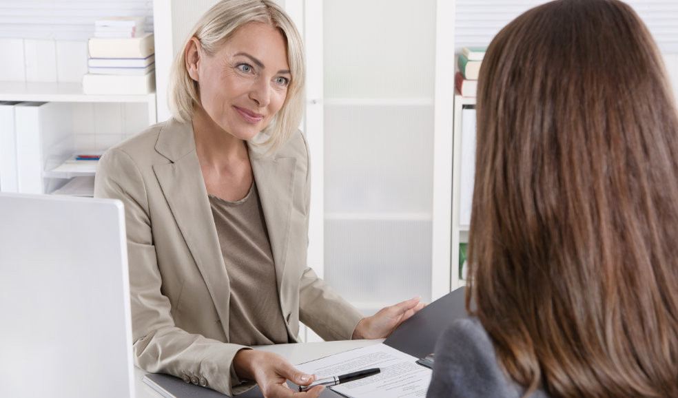 FinanzFachFrau im Gespräch mit einer Kundin – Symbol für persönliche Finanzberatung von Frau zu Frau.